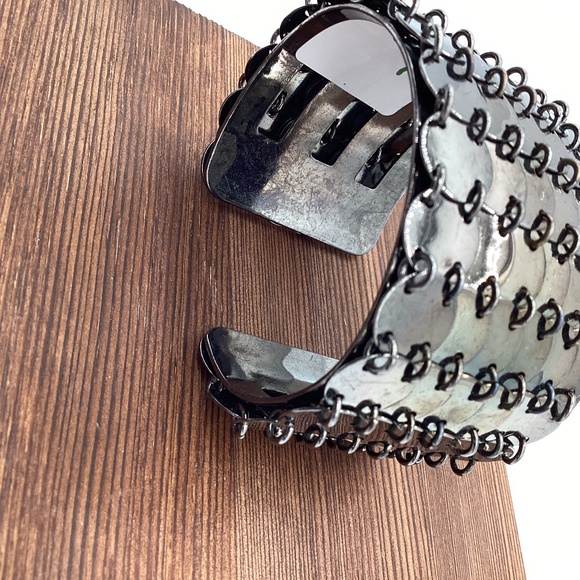 2155. Edgy Gunmetal Gray Cuff Bracelet Classic with a Bold Twist GUC - Picture 2 of 3